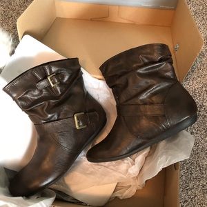 Brand new! Never worn 7W brown ankle boots.